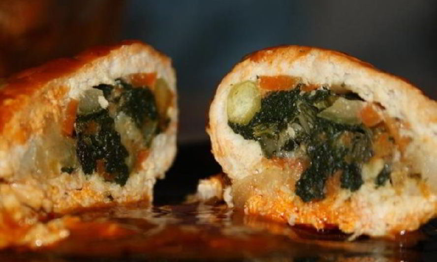 Рецепт рулетики из куриного филе, фаршированные шпинатом, морковью и луком