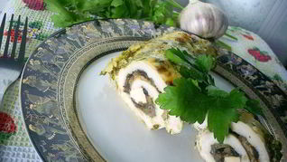 Рулетики из куриной грудки, запеченные под сметанно-чесночным соусом