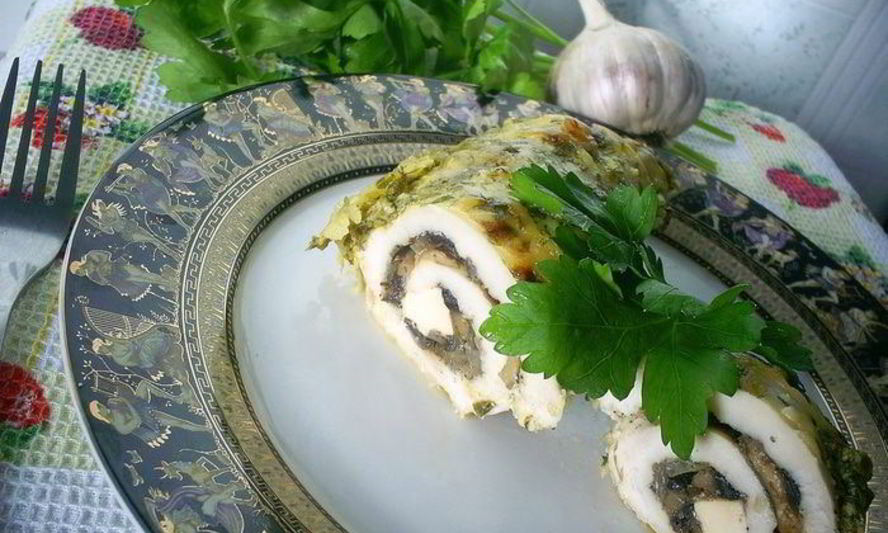 Рецепт рулетики из куриной грудки, запеченные под сметанно-чесночным соусом