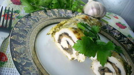 рулетики из куриной грудки, запеченные под сметанно-чесночным соусом