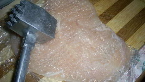 рулетики из куриной грудки, запеченные под сметанно-чесночным соусом