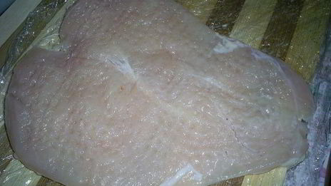 рулетики из куриной грудки, запеченные под сметанно-чесночным соусом