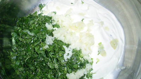 рулетики из куриной грудки, запеченные под сметанно-чесночным соусом