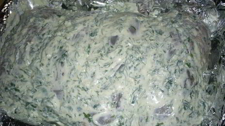 рулетики из куриной грудки, запеченные под сметанно-чесночным соусом