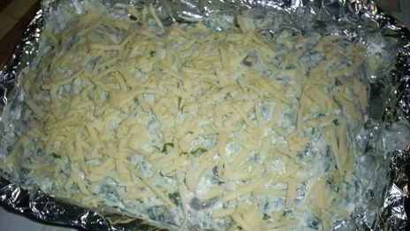 рулетики из куриной грудки, запеченные под сметанно-чесночным соусом