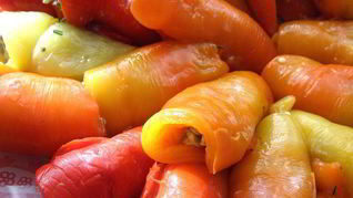 Рулетики из печеного перца с начинкой из курицы и баклажана