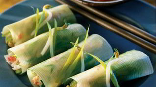 Рулетики из порея с крабовым мясом