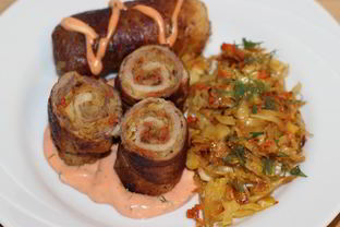 Рулетики из свинины с тушеной капустой