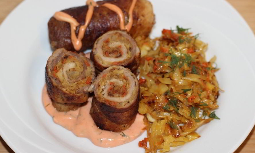 Рецепт рулетики из свинины с тушеной капустой