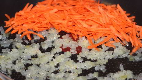 рулетики из свинины с тушеной капустой