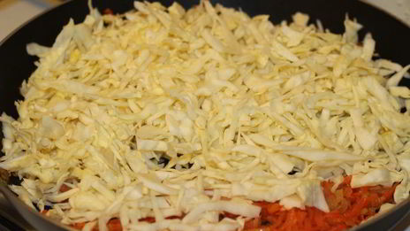 рулетики из свинины с тушеной капустой