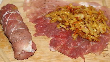 рулетики из свинины с тушеной капустой