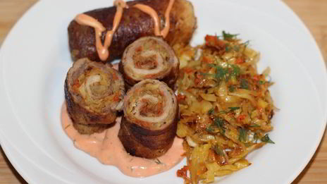 рулетики из свинины с тушеной капустой