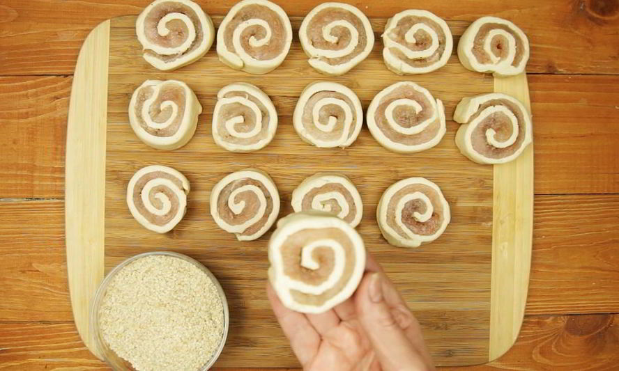Рецепт рулетики с курицей и кунжутом