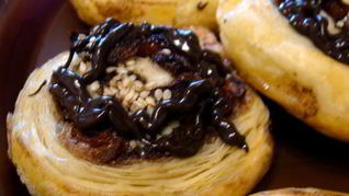 Рулетики слоеные с сухофруктаи и шоколадом