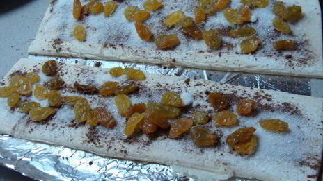 рулетики слоеные с сухофруктаи и шоколадом