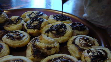 рулетики слоеные с сухофруктаи и шоколадом