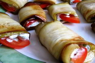 Рулеты из баклажанов с помидорами