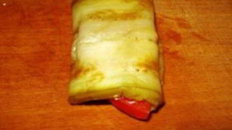 рулеты из баклажанов с помидорами