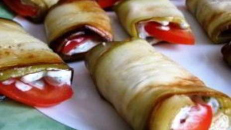 рулеты из баклажанов с помидорами