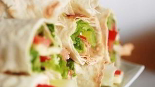 Рулеты из лаваша с курицей, творогом и кукурузой