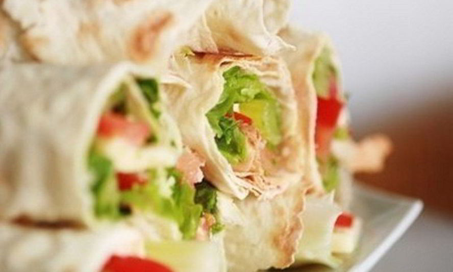 Рецепт рулеты из лаваша с курицей, творогом и кукурузой