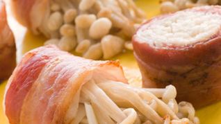 Рулеты из опят в беконе