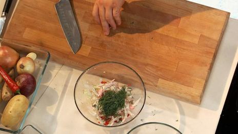 рулеты из свинины с укропным пюре