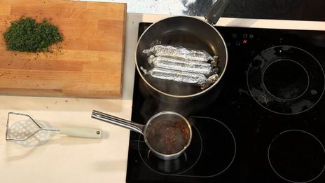 рулеты из свинины с укропным пюре