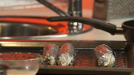 рулеты из свинины с укропным пюре