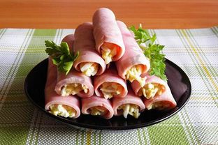 Рулеты из ветчины с сыром и чесноком