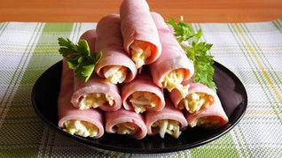 Рулеты из ветчины с сыром и чесноком