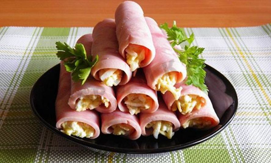 Рецепт рулеты из ветчины с сыром и чесноком