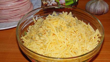 рулеты из ветчины с сыром и чесноком