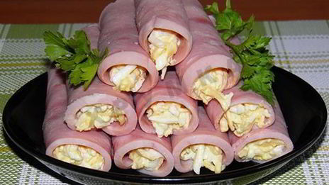 рулеты из ветчины с сыром и чесноком