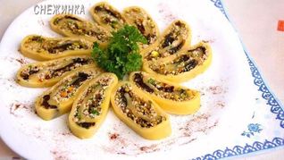 Сырный рулет с курицей, фисташками и черносливом