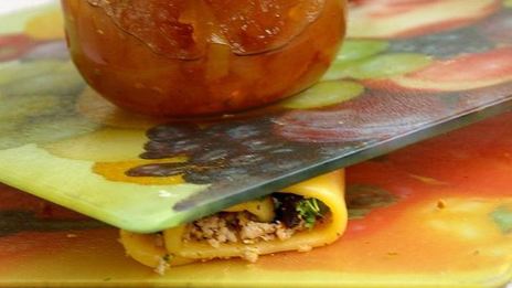 сырный рулет с курицей, фисташками и черносливом