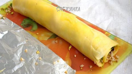 сырный рулет с курицей, фисташками и черносливом