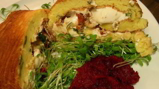 Воздушный рулет с рикоттой, козьим сыром, вялеными томатами и базиликом