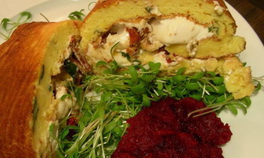 Рецепт воздушный рулет с рикоттой, козьим сыром, вялеными томатами и базиликом