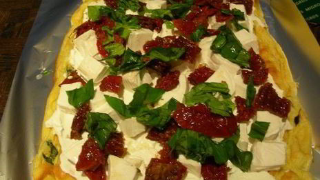 воздушный рулет с рикоттой, козьим сыром, вялеными томатами и базиликом