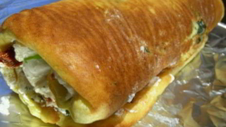 воздушный рулет с рикоттой, козьим сыром, вялеными томатами и базиликом