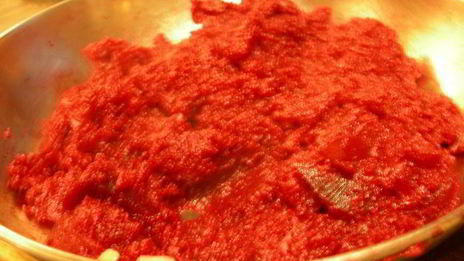 воздушный рулет с рикоттой, козьим сыром, вялеными томатами и базиликом