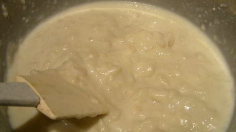 воздушный рулет с рикоттой, козьим сыром, вялеными томатами и базиликом