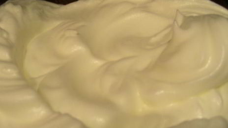 воздушный рулет с рикоттой, козьим сыром, вялеными томатами и базиликом