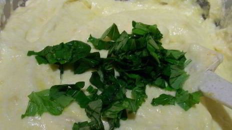 воздушный рулет с рикоттой, козьим сыром, вялеными томатами и базиликом