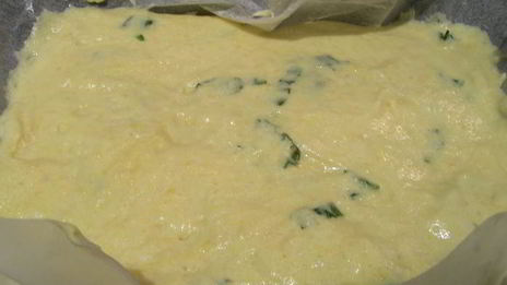 воздушный рулет с рикоттой, козьим сыром, вялеными томатами и базиликом