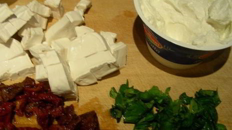 воздушный рулет с рикоттой, козьим сыром, вялеными томатами и базиликом