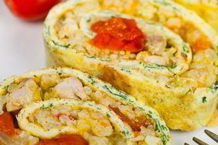 Яичный рулет с курицей и рисом