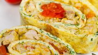 Яичный рулет с курицей и рисом